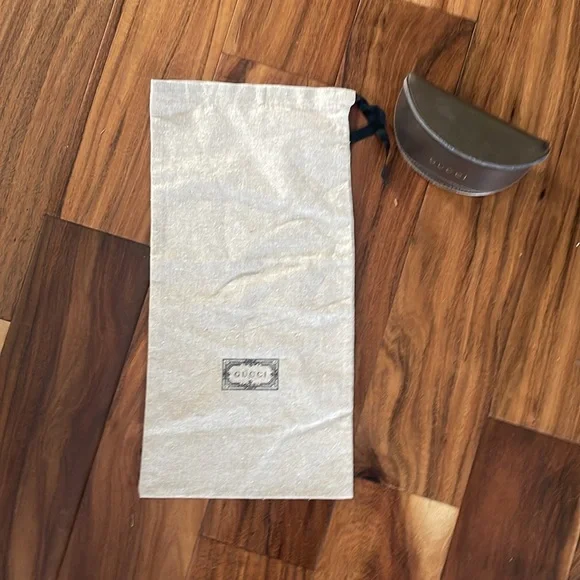 Gucci glasses case - just case - no glasses 
Gucci Brown Leather Sunglasses Case - Picture 3 of 4